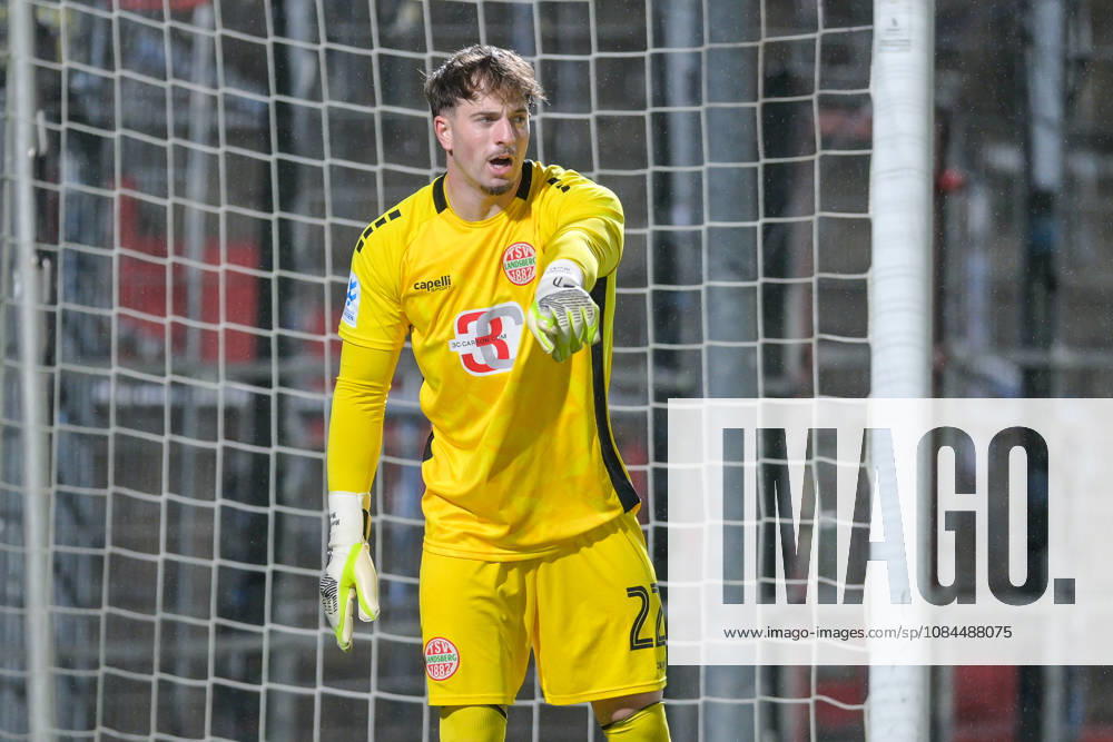 Maurice Merkl, goalkeeper, Landsberg, 22, giving instructions, gesturing with his arms, single frame, action, October 13, 2026, Unterhaching, Germany, soccer, Bavarian Regional League, SpVgg Unterhaching vs. TSV 1882 Landsberg