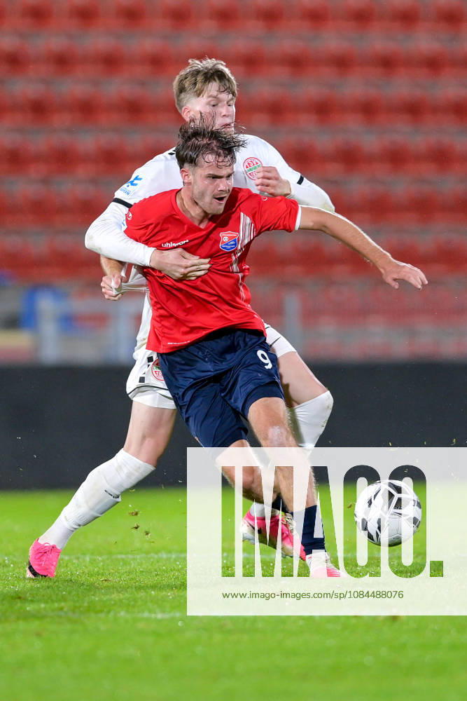 From left: Jeroen Krupa (Unterhaching), 9 Benedikt Kuhn (Landsberg), 24 in a one-on-one, duel, tackle, dynamic, action, 13 10 2026, Unterhaching, Germany, soccer, Bavarian Regional League, SpVgg Unterhaching vs. TSV 1882 Landsberg