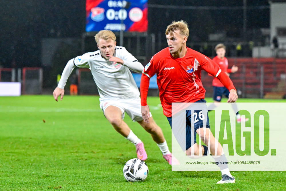 From left: Maximilian Seemueller (Landsberg), 11 Andy Breuer (Unterhaching), 26 in a one-on-one, duel, tackle, dynamic, action, 13 10 2026, Unterhaching, Germany, soccer, Bavarian Regional League, SpVgg Unterhaching vs. TSV 1882 Landsberg