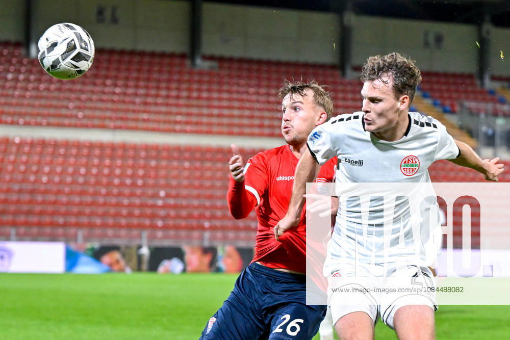 From left: Andy Breuer (Unterhaching), 26; Leon Bucher (Landsberg), 20; in a one-on-one battle, duel, tackle, dynamic, action, 13, 10, 2026, Unterhaching, Germany, soccer, Bavarian Regional League, SpVgg Unterhaching vs. TSV 1882 Landsberg