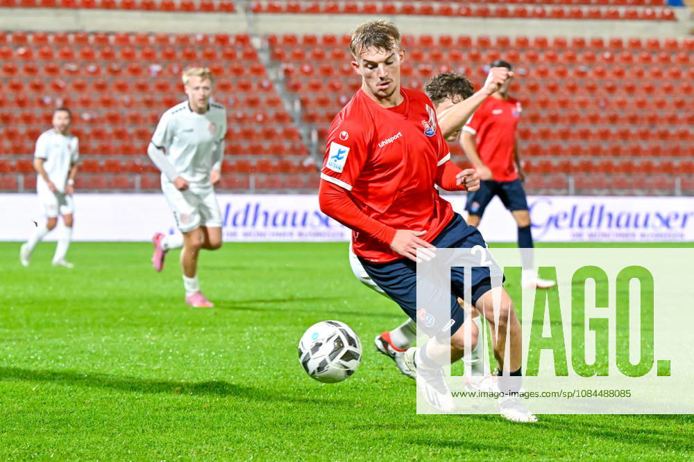 Andy Breuer, Unterhaching, 26, on the ball, October 13, 2026, Unterhaching, Germany, soccer, Bavarian Regional League, SpVgg Unterhaching vs. TSV 1882 Landsberg