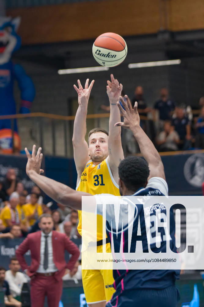 Spencer Reaves MBC, 31, Marcus Delpeche Bristol, 21, Syntainics MBC vs. Bristol Flyers, European North Basketball League (ENBL), October 27, 2026, Germany, United Kingdom, October 13, 2026, Weissenfels Stadthalle, Saxony-Anhalt, Germany