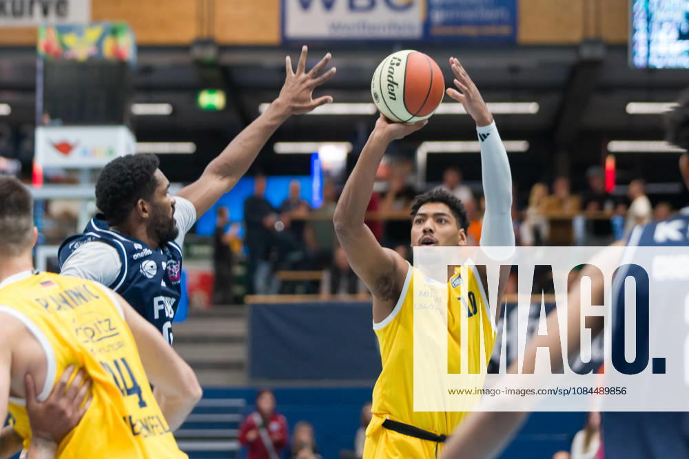 Davion Bailey Bristol, 5, Kostja Mushidi MBC, 10, Syntainics MBC vs. Bristol Flyers, European North Basketball League (ENBL), October 27, 2026, Germany, United Kingdom, October 13, 2026, Weissenfels Stadthalle, Saxony-Anhalt, Germany