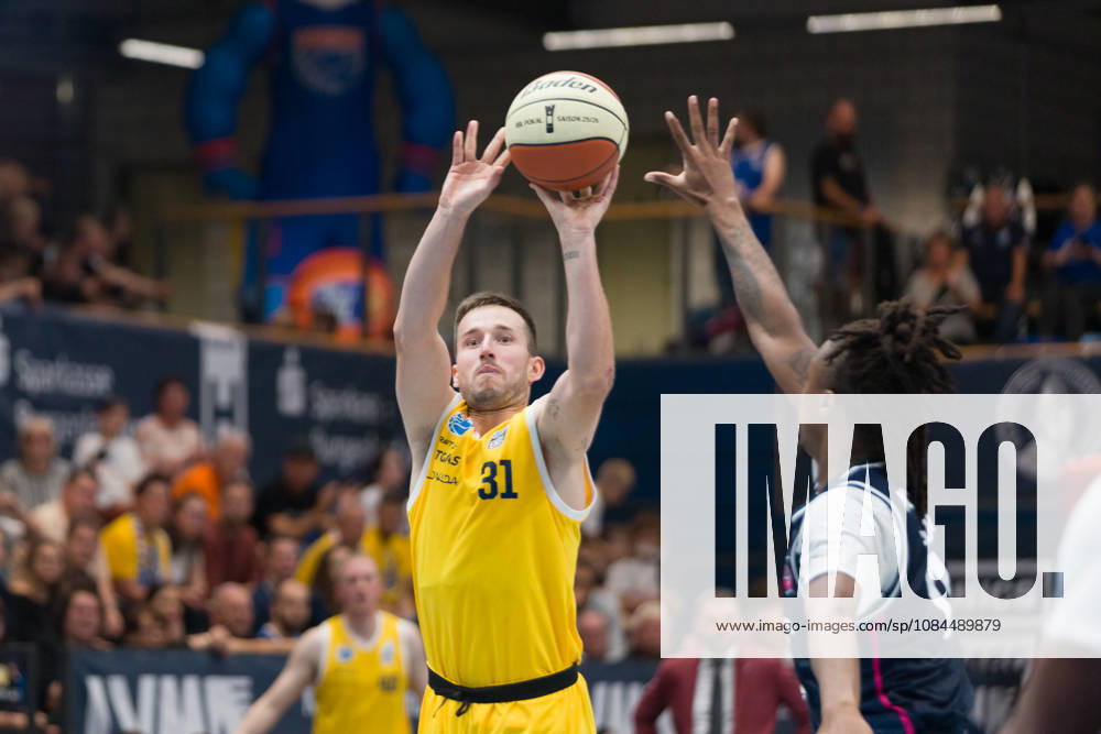 Spencer Reaves MBC, 31, Cam Holden Bristol, 0, Syntainics MBC vs. Bristol Flyers, European North Basketball League (ENBL), October 27, 2026, Germany, United Kingdom, October 13, 2026, Weissenfels Stadthalle, Saxony-Anhalt, Germany
