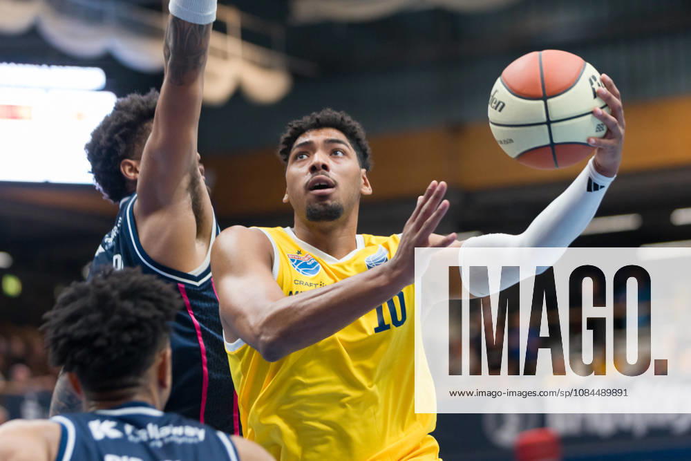 Michael Diggins Jr., Bristol, 2; Zach Anderson, Bristol, 10; Kostja Mushidi, MBC, 10; Syntainics MBC vs. Bristol Flyers, European North Basketball League (ENBL), 2026–27, Germany, United Kingdom, October 13, 2026, Weissenfels Stadthalle, Saxony-Anhalt, Germany