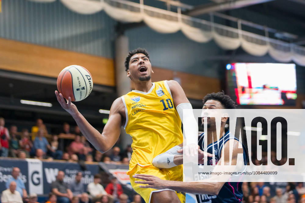Kostja Mushidi (MBC), 10, Michael Diggins Jr. (Bristol), 2, Syntainics MBC vs. Bristol Flyers, European North Basketball League (ENBL), October 27, 2026, Germany, United Kingdom, October 13, 2026, Weissenfels Stadthalle, Saxony-Anhalt, Germany