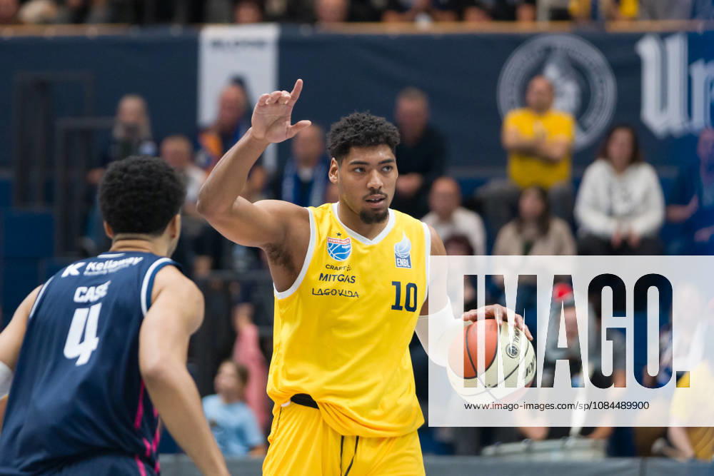 Matteus Case Bristol, 4, Kostja Mushidi MBC, 10, Syntainics MBC vs. Bristol Flyers, European North Basketball League (ENBL), October 27, 2026, Germany, United Kingdom, October 13, 2026, Weissenfels Stadthalle, Saxony-Anhalt, Germany