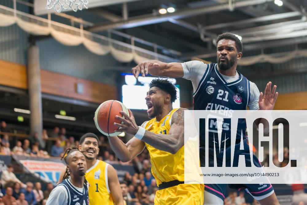 Anthony Gaines MBC, 11, Marcus Delpeche Bristol, 21, Syntainics MBC vs. Bristol Flyers, European North Basketball League (ENBL), 2026–27, Germany, United Kingdom, October 13, 2026, Weissenfels Stadthalle, Saxony-Anhalt, Germany