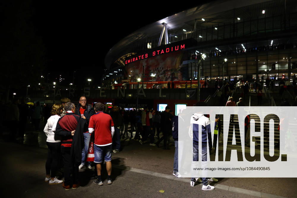 Arsenal gegen LOSC Lille, 13. Oktober 2026, London – UEFA Champions League: Arsenal gegen LOSC Lille – Gesamtansicht der Fans vor dem Emirates Stadium. Foto: Jacques Feeney, Offside, London, Großbritannien