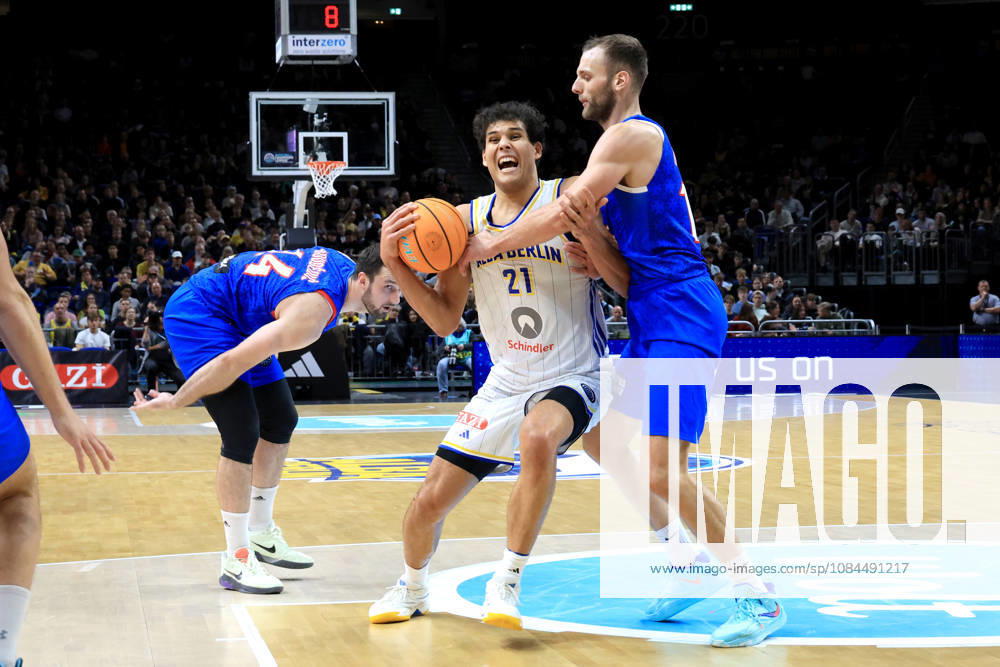 Germany, GER, DEU, Basketball, Champions League (BCL), Day 1, 2026–2027 Season, Berlin, ALBA Berlin vs. Igokea, BRANDON ANGEL (ALBA Berlin) 21, Djordje Topolovic (Igokea) 15, nordphoto GmbH, Engler, Berlin, Uber Arena, Berlin, Germany