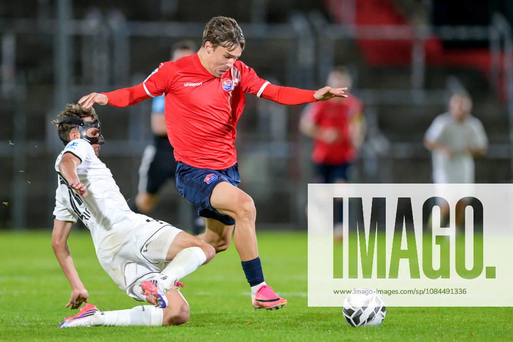 From left: Kilian Pittrich (Landsberg), 21; Jakob Schmid (Unterhaching), 15; in a one-on-one battle, duel, tackle, dynamic, action, 13, 10, 2026, Unterhaching, Germany, soccer, Bavarian Regional League, SpVgg Unterhaching vs. TSV 1882 Landsberg