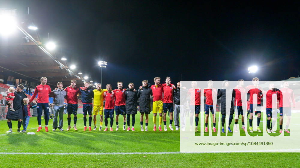 Unterhaching players thank the fans, thank, gratitude, celebrate, optimistic, October 13, 2026, Unterhaching, Germany, soccer, Bavarian Regional League, SpVgg Unterhaching vs. TSV 1882 Landsberg