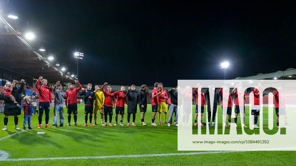 Unterhaching players thank the fans, thank, gratitude, celebrate, optimistic, October 13, 2026, Unterhaching, Germany, soccer, Bavarian Regional League, SpVgg Unterhaching vs. TSV 1882 Landsberg