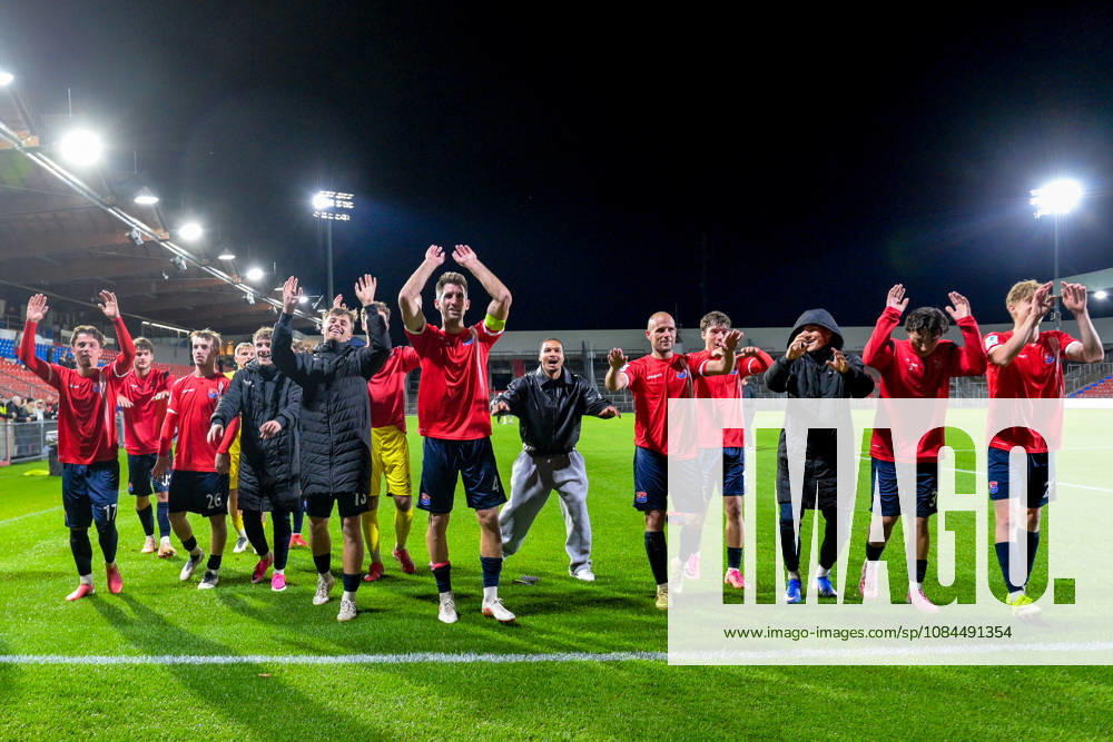 Unterhaching players thank the fans, thank, gratitude, celebrate, optimistic, October 13, 2026, Unterhaching, Germany, soccer, Bavarian Regional League, SpVgg Unterhaching vs. TSV 1882 Landsberg