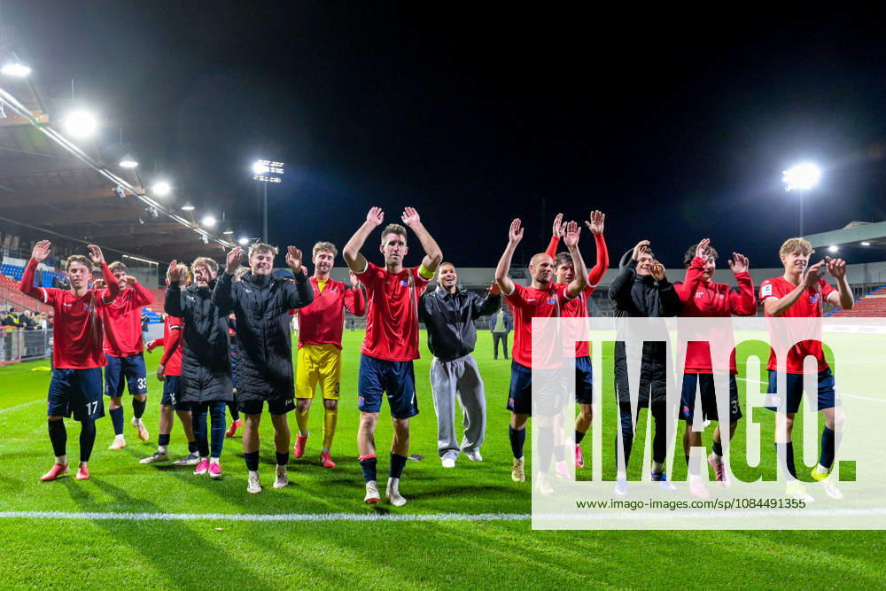 Unterhaching players thank the fans, thank, gratitude, celebrate, optimistic, October 13, 2026, Unterhaching, Germany, soccer, Bavarian Regional League, SpVgg Unterhaching vs. TSV 1882 Landsberg