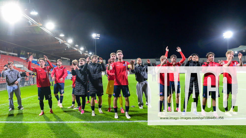 Unterhaching players thank the fans, thank, gratitude, celebrate, optimistic, October 13, 2026, Unterhaching, Germany, soccer, Bavarian Regional League, SpVgg Unterhaching vs. TSV 1882 Landsberg