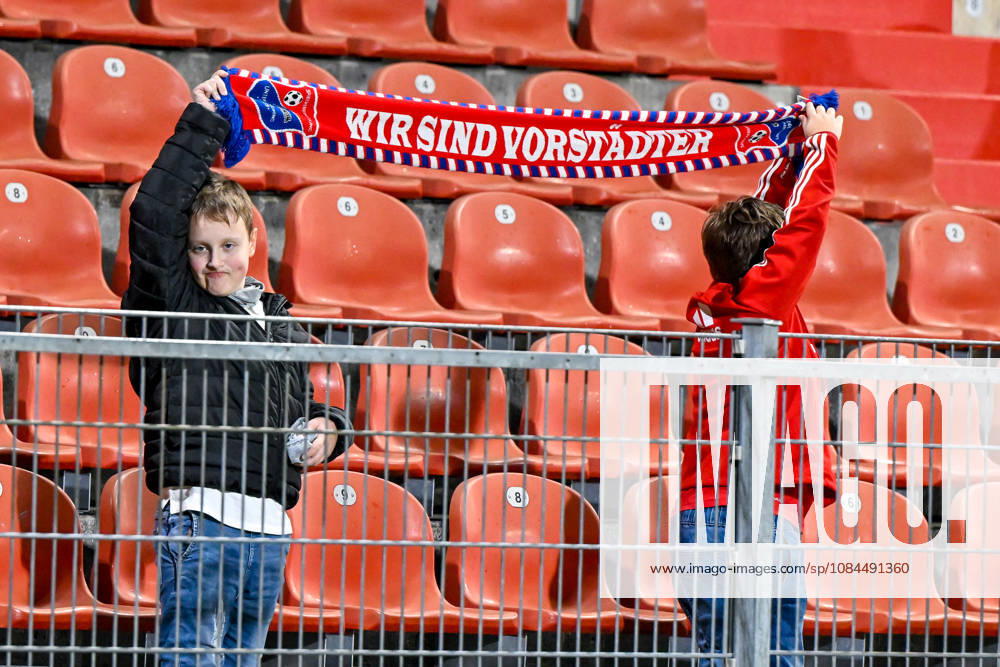 Two children hold up an Unterhaching scarf, October 13, 2026, Unterhaching, Germany, soccer, Bavarian Regional League, SpVgg Unterhaching vs. TSV 1882 Landsberg