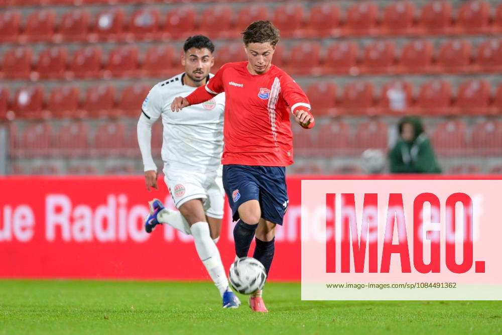 V li Benito Alisanovic Landsberg, 4 Samuel Weiss Unterhaching, 17 in a one-on-one, duel, tackle, dynamic, action, 13 10 2026, Unterhaching, Germany, soccer, Bavarian Regional League, SpVgg Unterhaching vs. TSV 1882 Landsberg