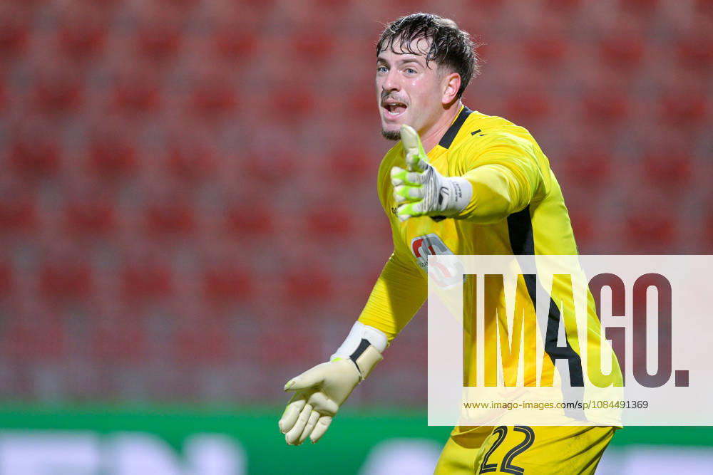 Maurice Merkl, goalkeeper, Landsberg, 22, giving instructions, gesturing with his arms, single frame, action, October 13, 2026, Unterhaching, Germany, soccer, Bavarian Regional League, SpVgg Unterhaching vs. TSV 1882 Landsberg