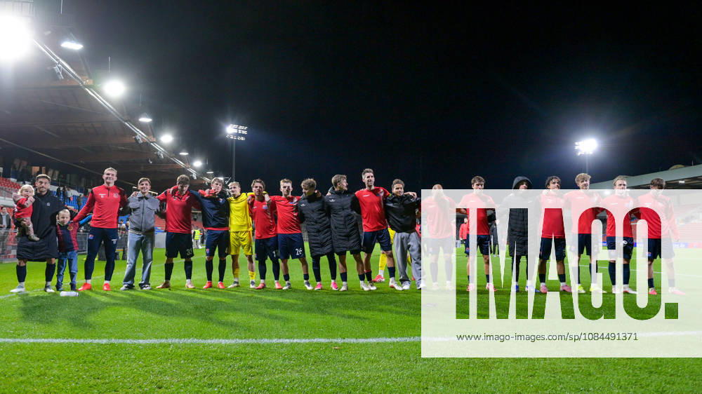 Unterhaching players thank the fans, thank, gratitude, celebrate, optimistic, October 13, 2026, Unterhaching, Germany, soccer, Bavarian Regional League, SpVgg Unterhaching vs. TSV 1882 Landsberg