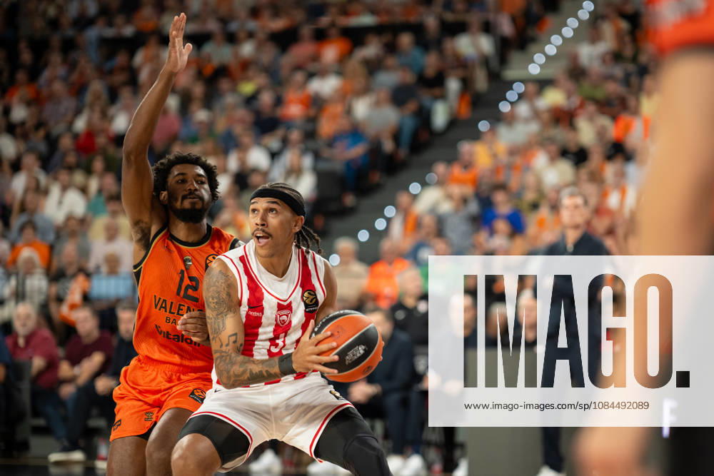 EuroLeague Round 5 match between Valencia Basket and Olympiacos Piraeu Armoni Brooks of Valencia Basket (L) and Tyson Ward of Olympiacos Piraeus (R) in action during the EuroLeague Round 5 match between Valencia Basket and Olympiacos Piraeu at Roig Arena, (Valencia ) on October 13, 2026.