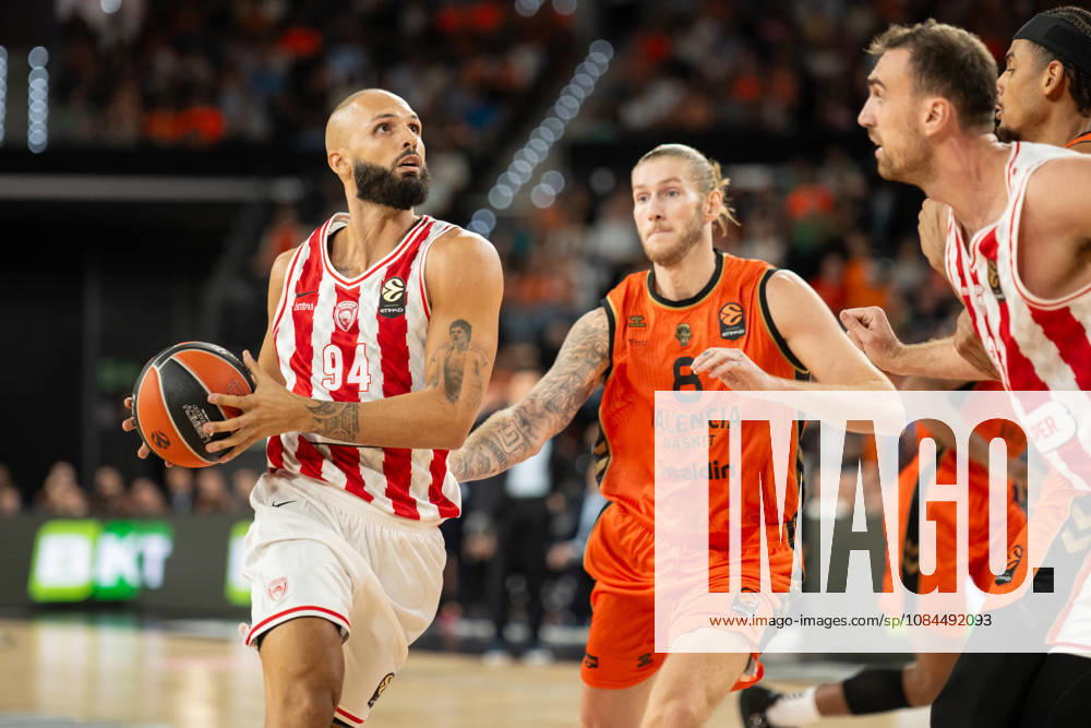 EuroLeague Round 5 match between Valencia Basket and Olympiacos Piraeu Evan Fournier of Olympiacos Piraeus in action during the EuroLeague Round 5 match between Valencia Basket and Olympiacos Piraeu at Roig Arena, (Valencia ) on October 13, 2026.