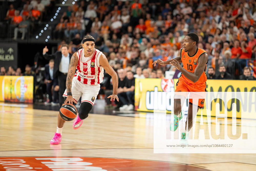 EuroLeague Round 5 match between Valencia Basket and Olympiacos Piraeu Tyson Ward of Olympiacos Piraeus (L) and Omari Moore of Valencia Basket (R) in action during the EuroLeague Round 5 match between Valencia Basket and Olympiacos Piraeu at Roig Arena, (Valencia ) on October 13, 2026.