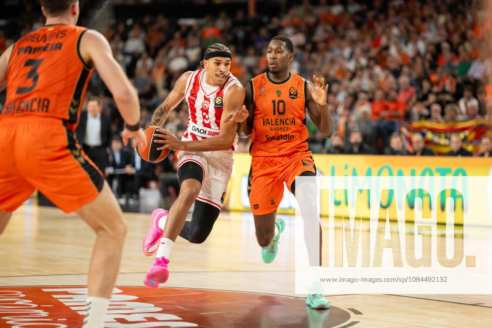 EuroLeague Round 5 match between Valencia Basket and Olympiacos Piraeu Tyson Ward of Olympiacos Piraeus (L) and Omari Moore of Valencia Basket (R) in action during the EuroLeague Round 5 match between Valencia Basket and Olympiacos Piraeu at Roig Arena, (Valencia ) on October 13, 2026.