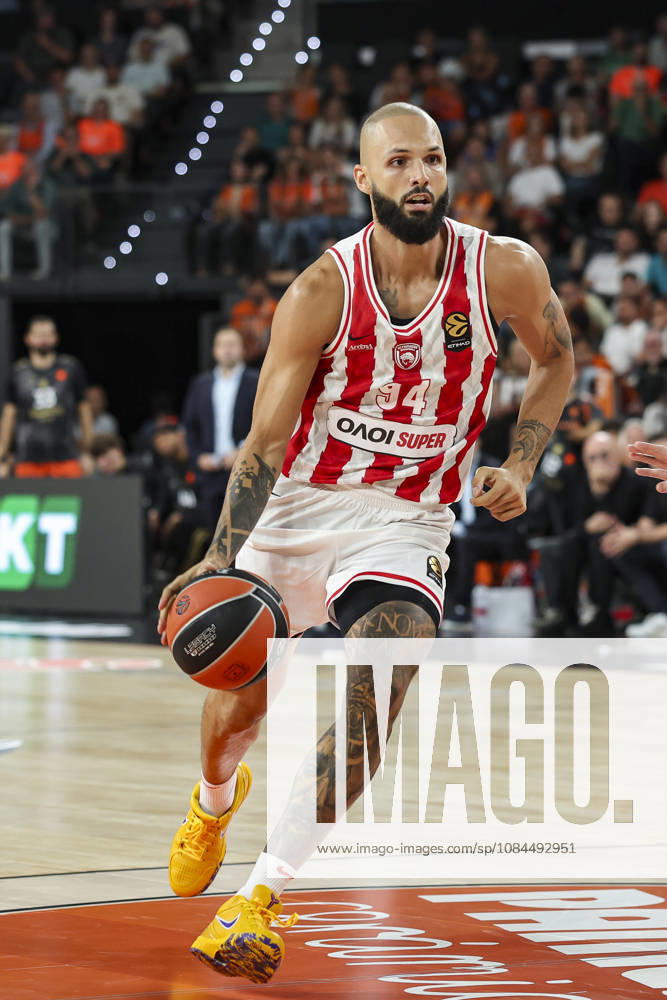 Evan Fournier of Olympiacos Piraeus in action during the Euroleague Basketball Regular Season Round 5 game between Valencia Basket and Olympiacos Piraeus Roster at Roig Arena on October 13, 2026 in Valencia, Spain. Valencia Spain - ZUMAa181 20261013_zaa_a181_031