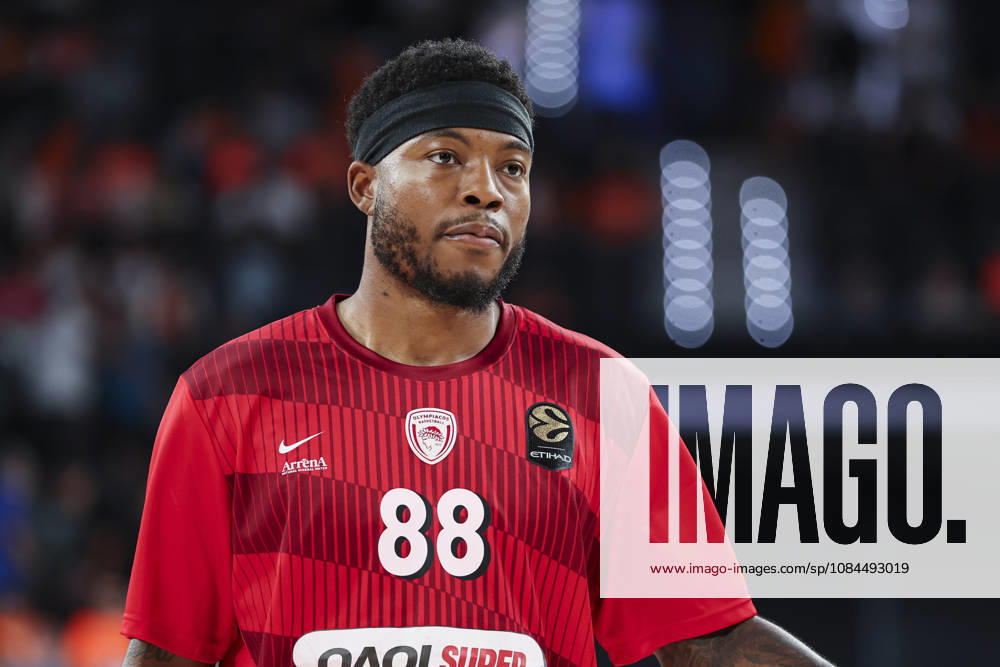 Tyrique Jones of Olympiacos Piraeus warms up during the Euroleague Basketball Regular Season Round 5 game between Valencia Basket and Olympiacos Piraeus Roster at Roig Arena on October 13, 2026 in Valencia, Spain. Valencia Spain - ZUMAa181 20261013_zaa_a181_032