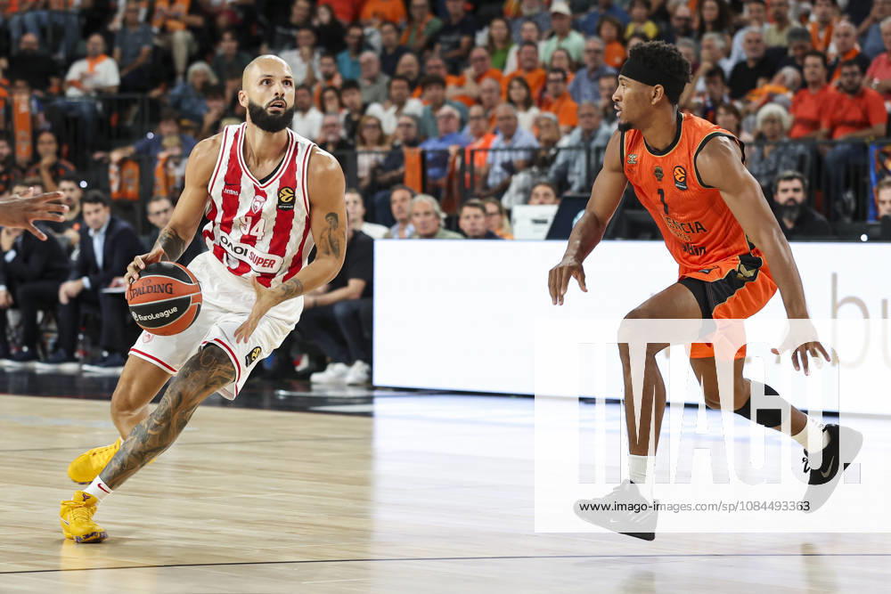Evan Fournier of Olympiacos Piraeus and Kameron Taylor of Valencia Basket in action during the Euroleague Basketball Regular Season Round 5 game between Valencia Basket and Olympiacos Piraeus Roster at Roig Arena on October 13, 2026 in Valencia, Spain. Valencia Spain - ZUMAa181 20261013_zaa_a181_035