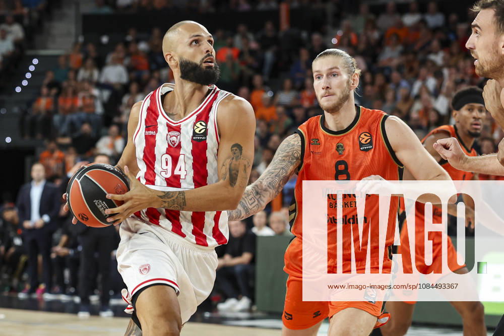 Evan Fournier of Olympiacos Piraeus and Jean Montero of Valencia Basket in action during the Euroleague Basketball Regular Season Round 5 game between Valencia Basket and Olympiacos Piraeus Roster at Roig Arena on October 13, 2026 in Valencia, Spain. Valencia Spain - ZUMAa181 20261013_zaa_a181_036