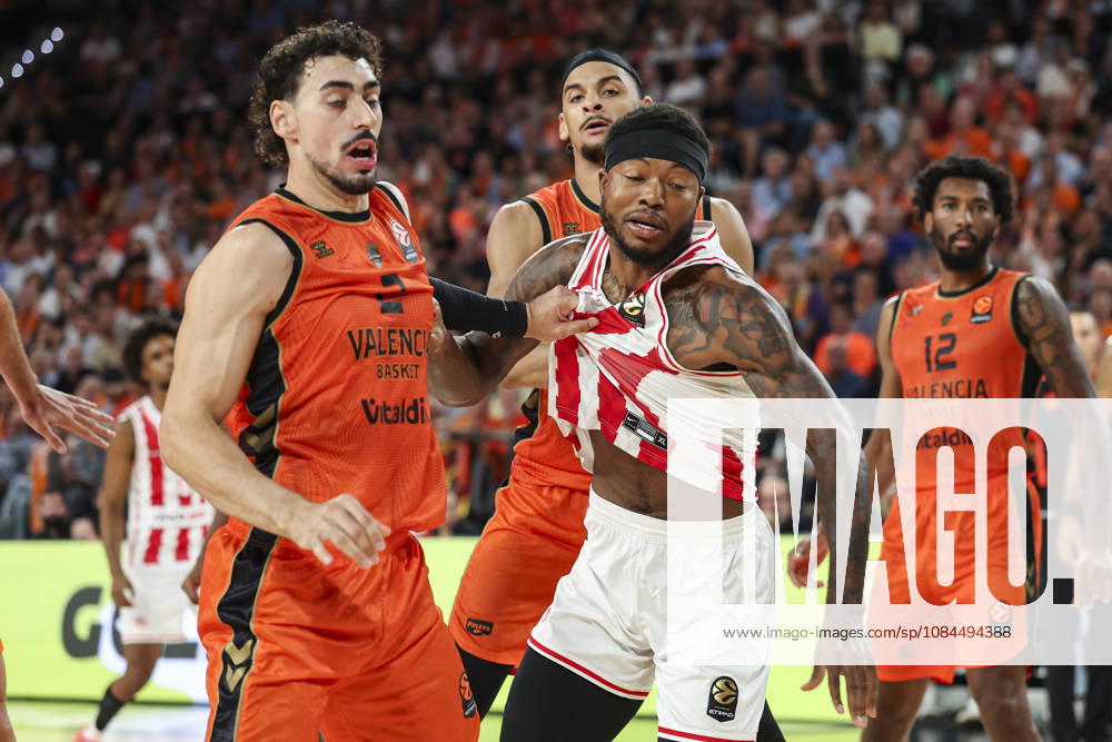 Josep Puerto of Valencia Basket and Tyrique Jones of Olympiacos Piraeus in action during the Euroleague Basketball Regular Season Round 5 game between Valencia Basket and Olympiacos Piraeus Roster at Roig Arena on October 13, 2026 in Valencia, Spain. Valencia Spain - ZUMAa181 20261013_zaa_a181_056