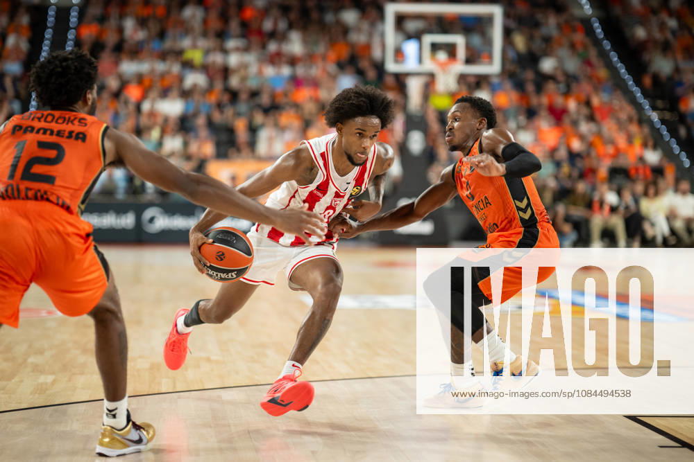 EuroLeague Round 5 match between Valencia Basket and Olympiacos Piraeu Jean Montero of Olympiacos Piraeus (L) and TJ Shorts of Valencia Basket (R) in action during the EuroLeague Round 5 match between Valencia Basket and Olympiacos Piraeu at Roig Arena, (Valencia ) on October 13, 2026.