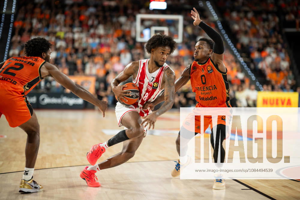 EuroLeague Round 5 match between Valencia Basket and Olympiacos Piraeu Jean Montero of Olympiacos Piraeus (L) and TJ Shorts of Valencia Basket (R) in action during the EuroLeague Round 5 match between Valencia Basket and Olympiacos Piraeu at Roig Arena, (Valencia ) on October 13, 2026.