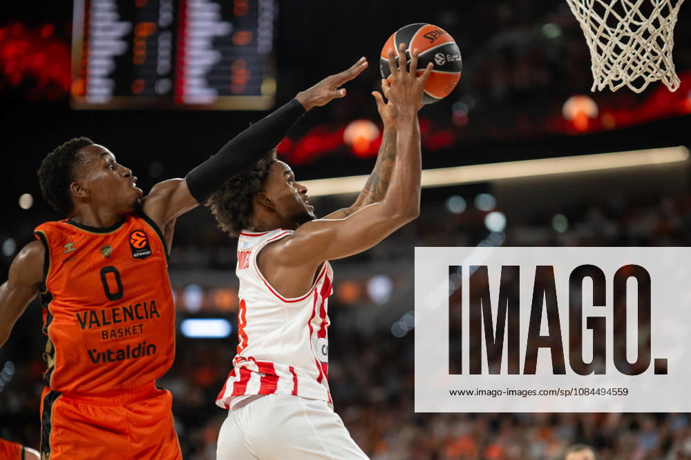 EuroLeague Round 5 match between Valencia Basket and Olympiacos Piraeu TJ Shorts of Valencia Basket (L) and Jean Montero of Olympiacos Piraeus (R) in action during the EuroLeague Round 5 match between Valencia Basket and Olympiacos Piraeu at Roig Arena, (Valencia ) on October 13, 2026.