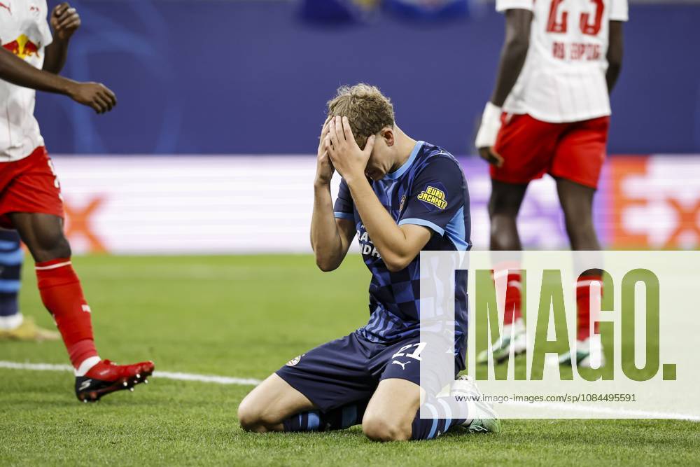 LEIPZIG - Sven Mijnans of PSV Eindhoven reacts after a missed shot on goal during the UEFA Champions League match between RB Leipzig and PSV Eindhoven at the RB Arena on October 13, 2026, in Leipzig, Germany. MAURICE VAN STEEN ANP ANPxSportx IVx 572353017 originalFilename: 572353017