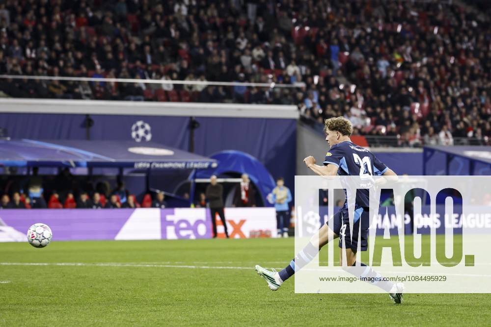LEIPZIG - Sven Mijnans of PSV Eindhoven shoots at goal during the UEFA Champions League match between RB Leipzig and PSV Eindhoven at the RB Arena on October 13, 2026, in Leipzig, Germany. MAURICE VAN STEEN ANP ANPxSportx IVx 572353575 originalFilename: 572353575