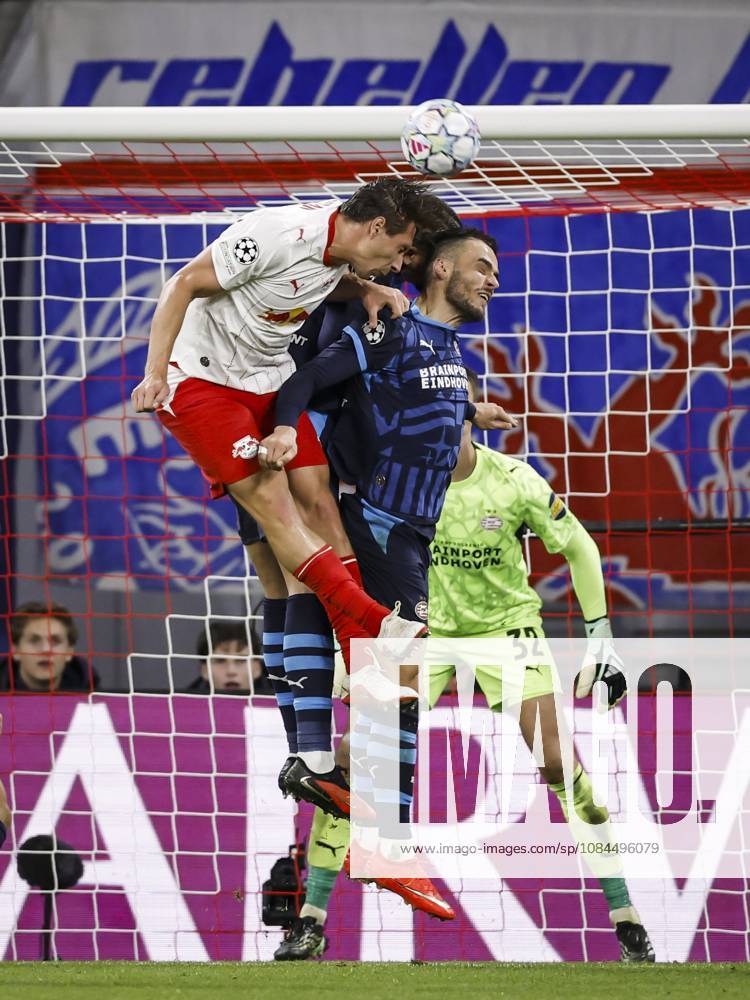 LEIPZIG - (lr) Willi Orban of RB Leipzig and Filip Kostic of PSV Eindhoven jump for the ball during the UEFA Champions League match between RB Leipzig and PSV Eindhoven at the RB Arena on October 13, 2026 in Leipzig, Germany. MAURICE VAN STEEN ANP ANPxSportx IVx 572354177 originalFilename: 572354177