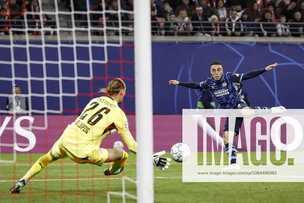 LEIPZIG - (lr) RB Leipzig goalkeeper Maarten Vandevoordt and Sergino Dest of PSV Eindhoven shooting at goal during the UEFA Champions League match between RB Leipzig and PSV Eindhoven at the RB Arena on October 13, 2026 in Leipzig, Germany. MAURICE VAN STEEN ANP ANPxSportx IVx 572354234 originalFilename: 572354234