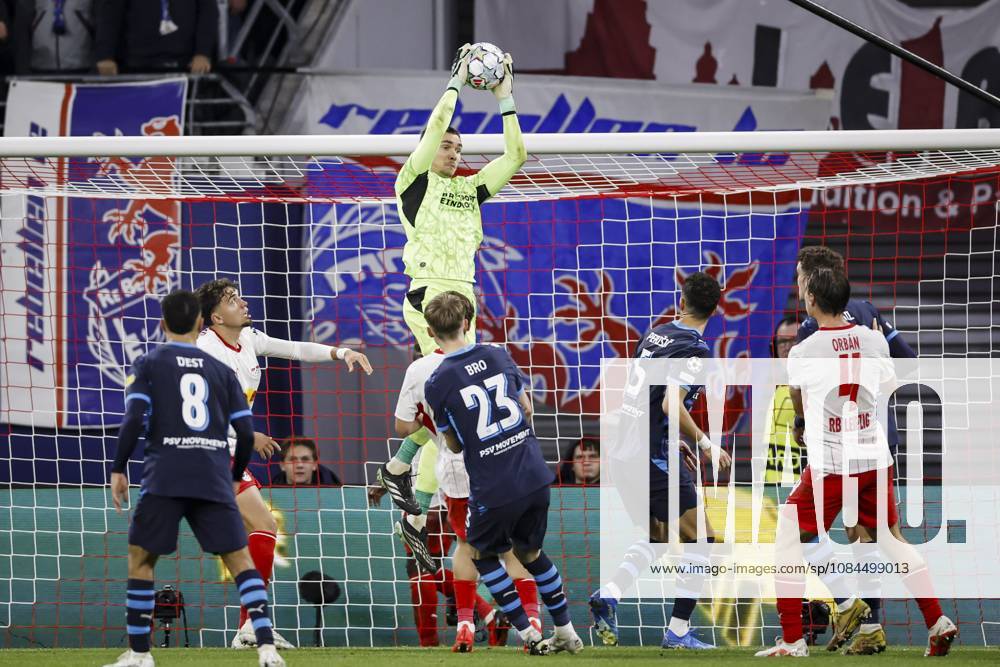 LEIPZIG - (lr) Sergino Dest of PSV Eindhoven, PSV Eindhoven goalkeeper Matěj KovaŠcatches the ball, Mikkel Bro Hansen of PSV Eindhoven, Ivan Perisic of PSV Eindhoven, Willi Orban of RB Leipzig and Ruben van Bommel of PSV Eindhoven during the UEFA Champions League match between RB Leipzig and PSV Eindhoven at the RB Arena on 13 October 2026 in Leipzig, Germany. MAURICE VAN STEEN ANP ANPxSportx IVx 572359309 originalFilename: 572359309