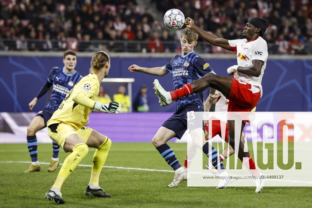 LEIPZIG - (lr) RB Leipzig goalkeeper Maarten Vandevoordt, Mikkel Bro Hansen of PSV Eindhoven and Castello Lukeba of RB Leipzig during the UEFA Champions League match between RB Leipzig and PSV Eindhoven at the RB Arena on 13 October 2026 in Leipzig, Germany. MAURICE VAN STEEN ANP ANPxSportx IVx 572359376 originalFilename: 572359376