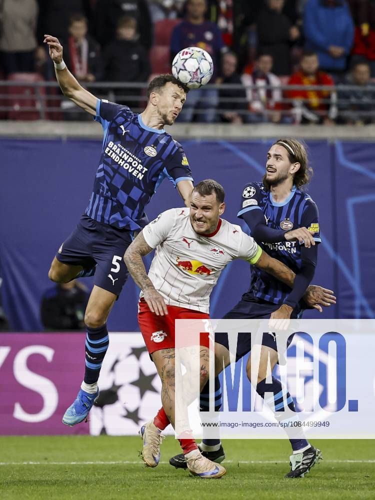 LEIPZIG - (lr) Ivan Perisic of PSV Eindhoven, David Raum of RB Leipzig and Yarek Gasiorowski of PSV Eindhoven jump for the ball during the UEFA Champions League match between RB Leipzig and PSV Eindhoven at the RB Arena on October 13, 2026 in Leipzig, Germany. MAURICE VAN STEEN ANP ANPxSportx IVx 572360772 originalFilename: 572360772