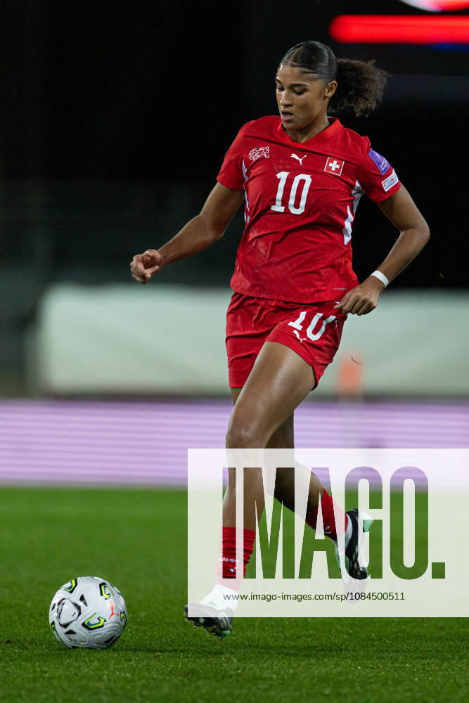 SION, SWITZERLAND, OCTOBER 13 : Sydney Schertenleib of Switzerland passes the ball during the FIFA Women s World Cup 2027 Women s European Qualifiers Play-offs game between Switzerland and Israel at Stade de Tourbillon on October 13, 2026 in Sion, Switzerland.