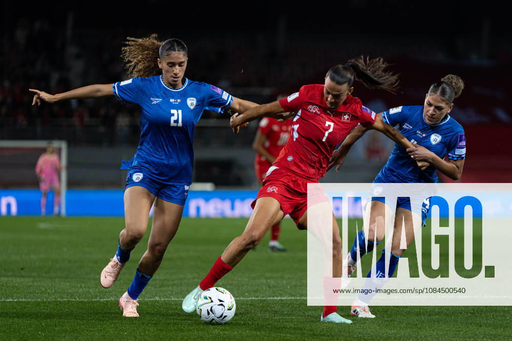 SION, SWITZERLAND, OCTOBER 13 : Riola Xhemaili of Switzerland battles for the ball during the FIFA Women s World Cup 2027 Women s European Qualifiers Play-offs game between Switzerland and Israel at Stade de Tourbillon on October 13, 2026 in Sion, Switzerland.