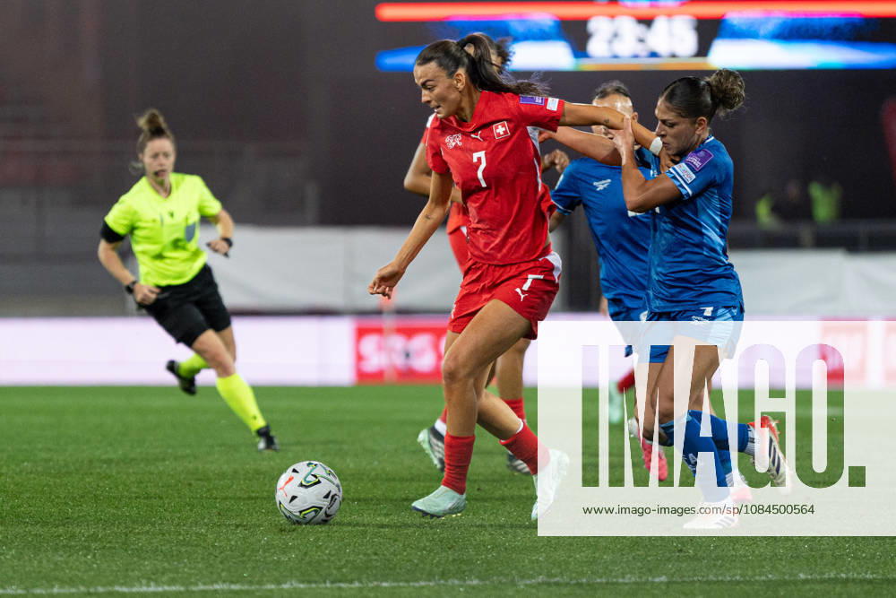 SION, SWITZERLAND, OCTOBER 13 : Riola Xhemaili of Switzerland dribbles during the FIFA Women s World Cup 2027 Women s European Qualifiers Play-offs game between Switzerland and Israel at Stade de Tourbillon on October 13, 2026 in Sion, Switzerland.