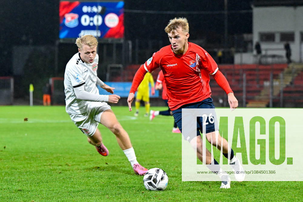 From left: Maximilian Seemueller (Landsberg), 11 Andy Breuer (Unterhaching), 26 in a one-on-one, duel, tackle, dynamic, action, 13 10 2026, Unterhaching, Germany, soccer, Bavarian Regional League, SpVgg Unterhaching vs. TSV 1882 Landsberg