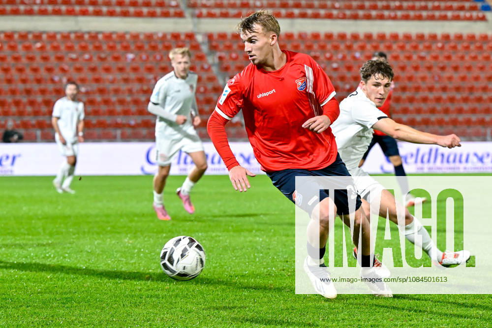 From left: Andy Breuer (Unterhaching), 26; Lukas Bettrich (Landsberg), 6; in a one-on-one battle, duel, tackle, dynamic, action, 13, 10, 2026, Unterhaching, Germany, soccer, Bavarian Regional League, SpVgg Unterhaching vs. TSV 1882 Landsberg