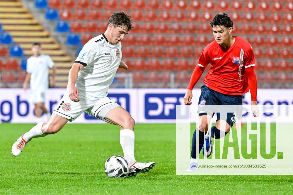 From left: Lukas Bettrich (Landsberg), 6 Constantin Strunz (Unterhaching), 38 in a one-on-one, duel, tackle, dynamic, action, 13 10 2026, Unterhaching, Germany, soccer, Bavarian Regional League, SpVgg Unterhaching vs. TSV 1882 Landsberg