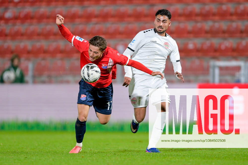 V li Samuel Weiss Unterhaching, 17 Benito Alisanovic Landsberg, 4 in a one-on-one, duel, tackle, dynamic, action, 13 10 2026, Unterhaching, Germany, soccer, Bavarian Regional League, SpVgg Unterhaching vs. TSV 1882 Landsberg